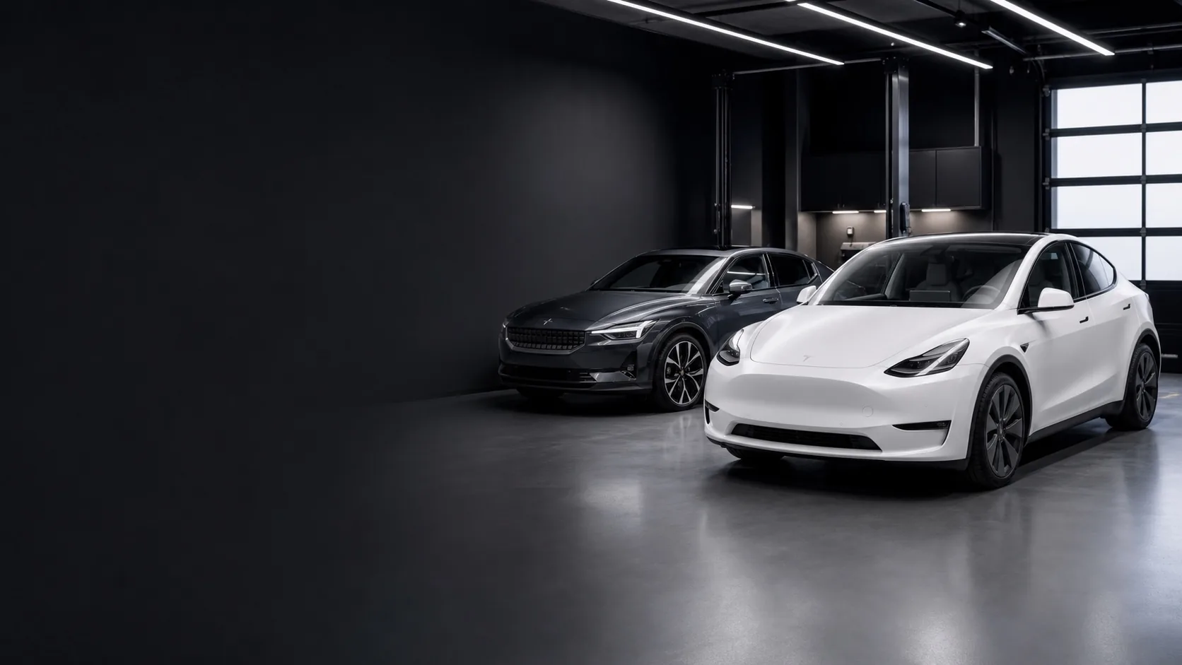Valkoinen Tesla Model Y ja tumma Polestar 2 sähköautokorjaamossa